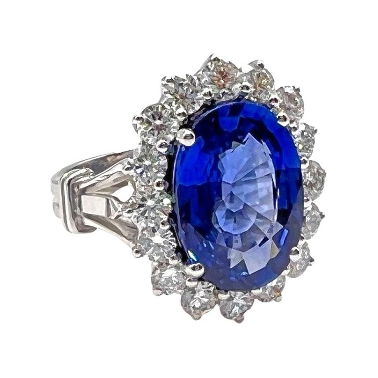 Very Clean IGI Certified 8.09 Carat Natural Sapphire Ring For Sale