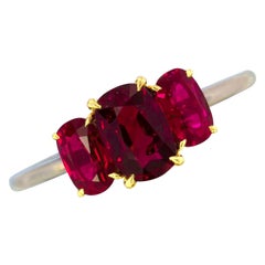 Bague de fiançailles à trois pierres en or 18 carats avec rubis naturel ovale non traité