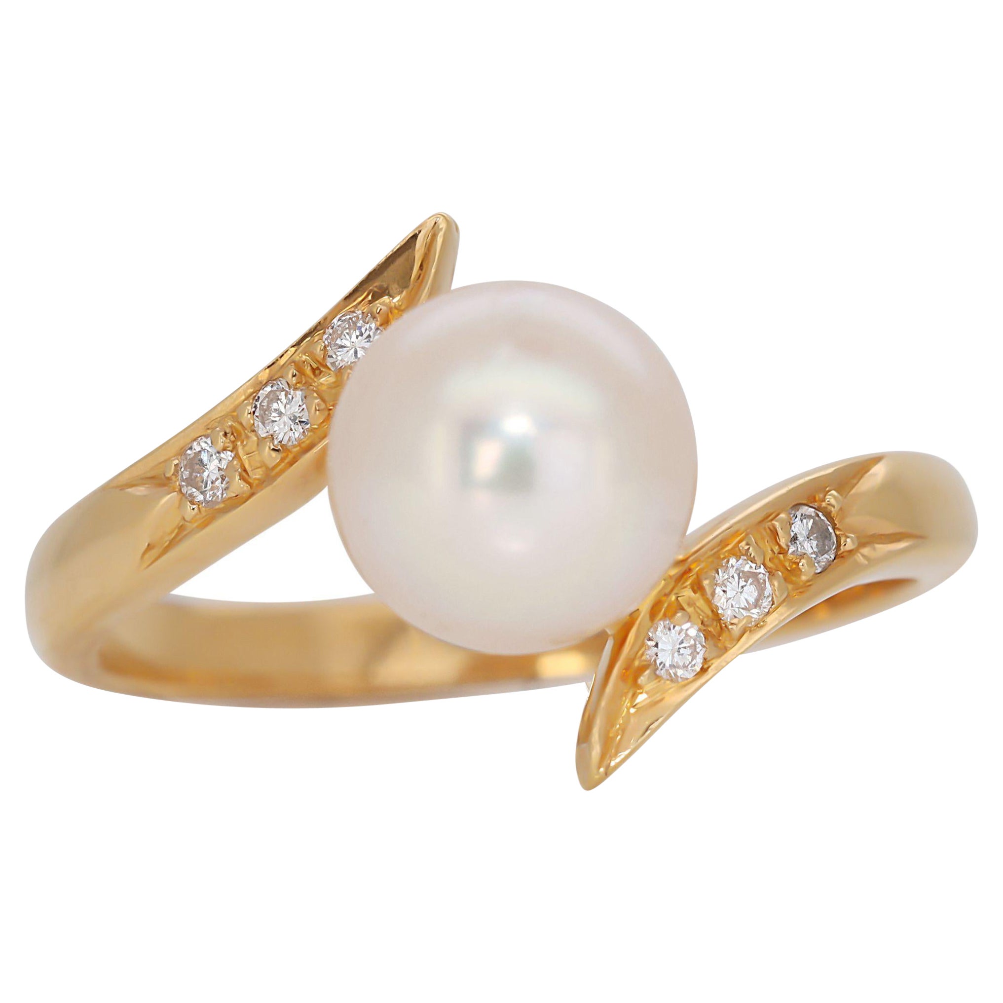 Stunning 18k Yellow Gold 0.06 Akoya Pearl For Sale