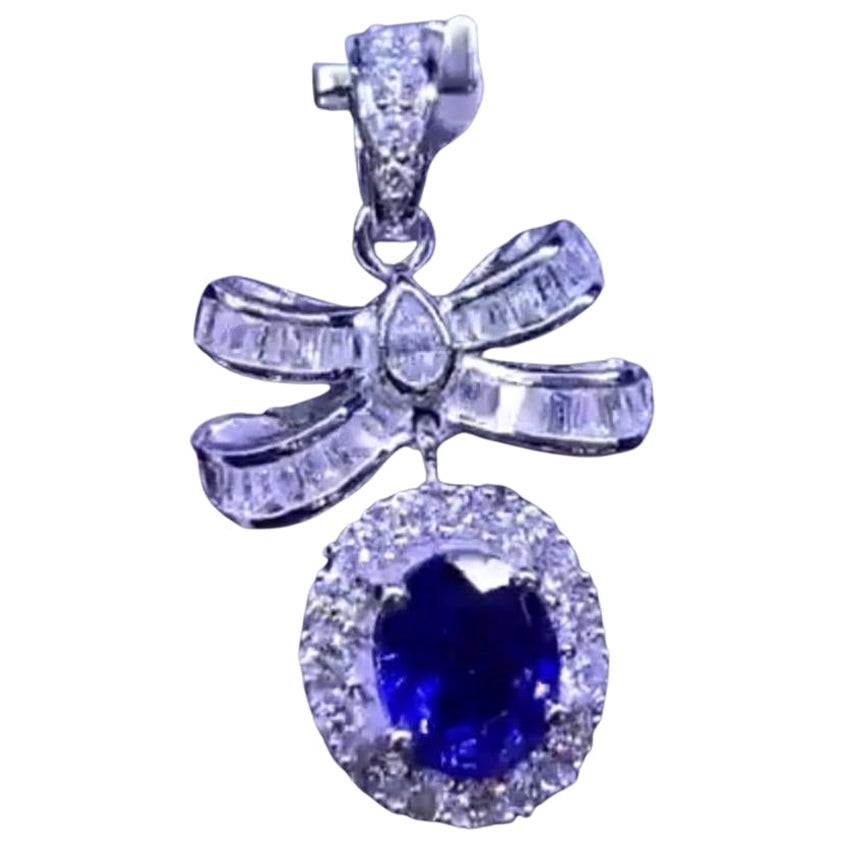 Certified Ct 4, 40 of Ceylon Sapphire and Diamonds on Pendant For Sale