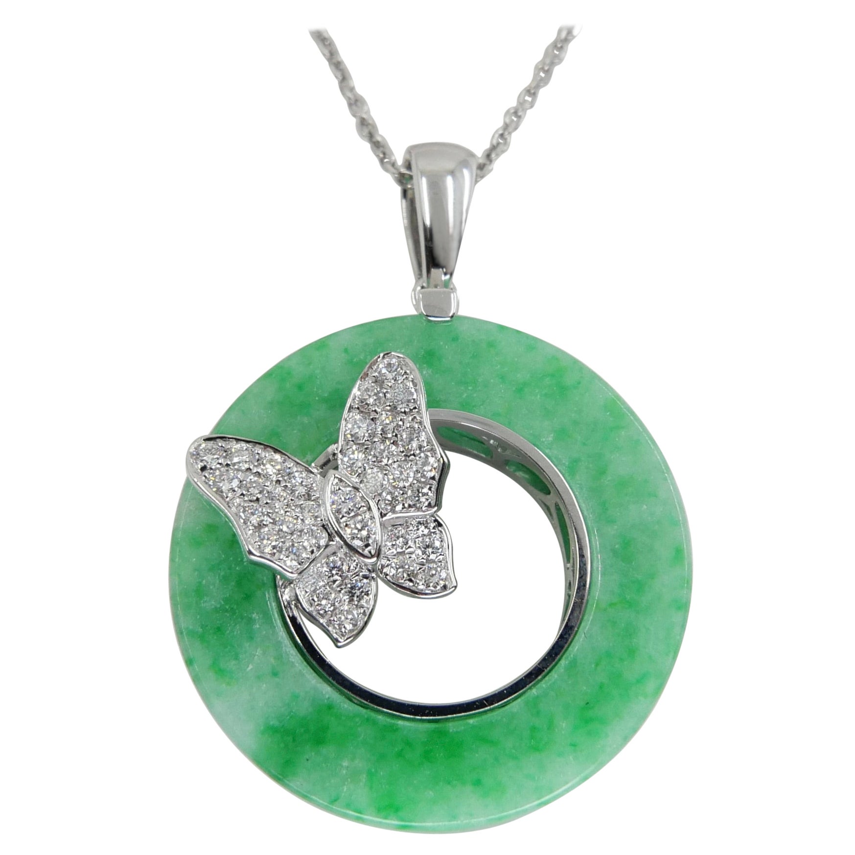 Collier pendentif papillon en jade vert pomme certifié 13,72 carats et diamants.  en vente