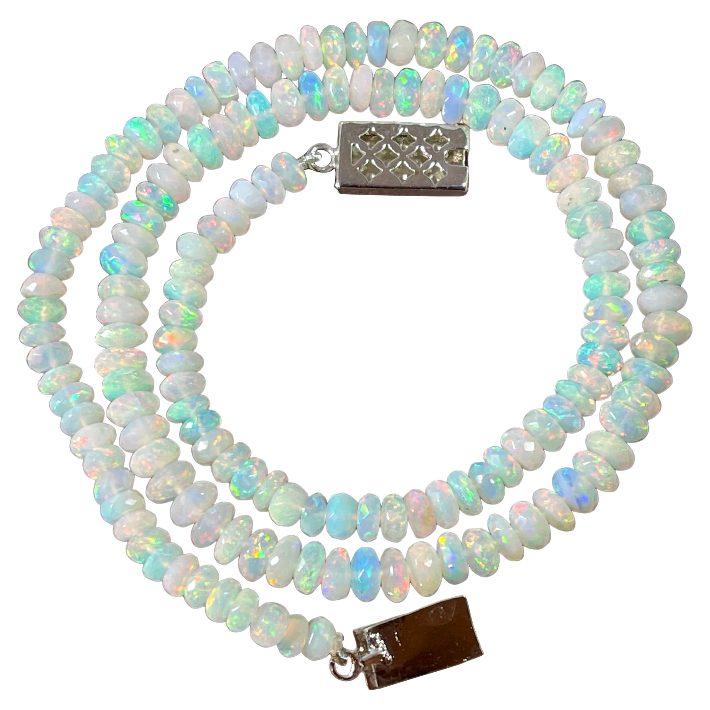 Collier à un rang de perles d'opale naturelle éthiopienne sur fermoir en argent transparent en vente