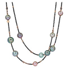 Collier long en or rose avec perles de Tahiti noires et diamants cognacs, Gellner 2022