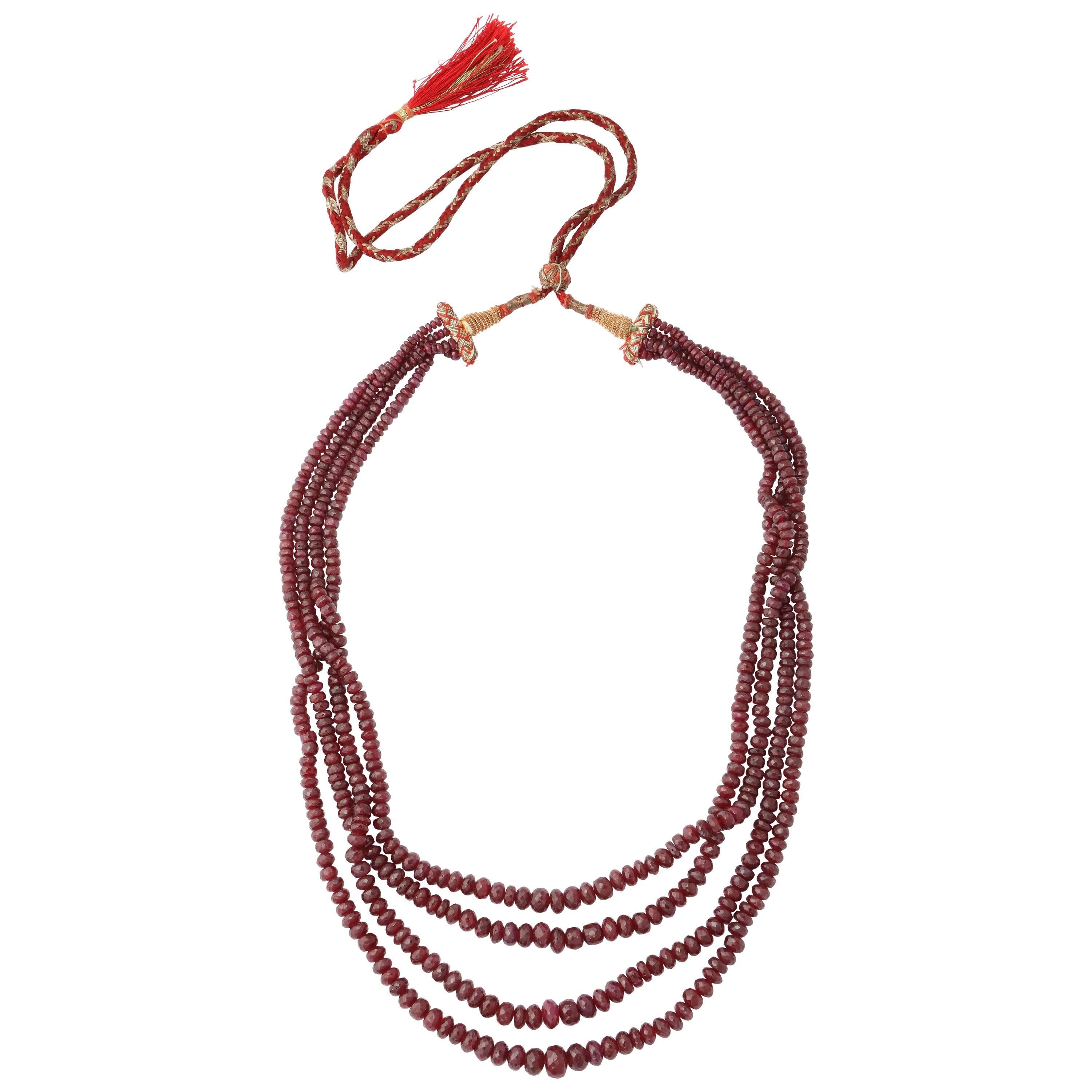 4strangige facettierte Rubin-Perlenkette mit originalem Streifen im Angebot