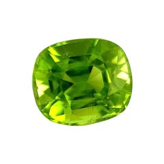 Péridot vert vif naturel de 2,98 carats, taille coussin non serti