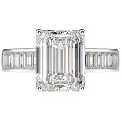GIA-zertifizierter 2,05 Karat Diamant-Verlobungsring mit Diamanten im Smaragdschliff an der Seite