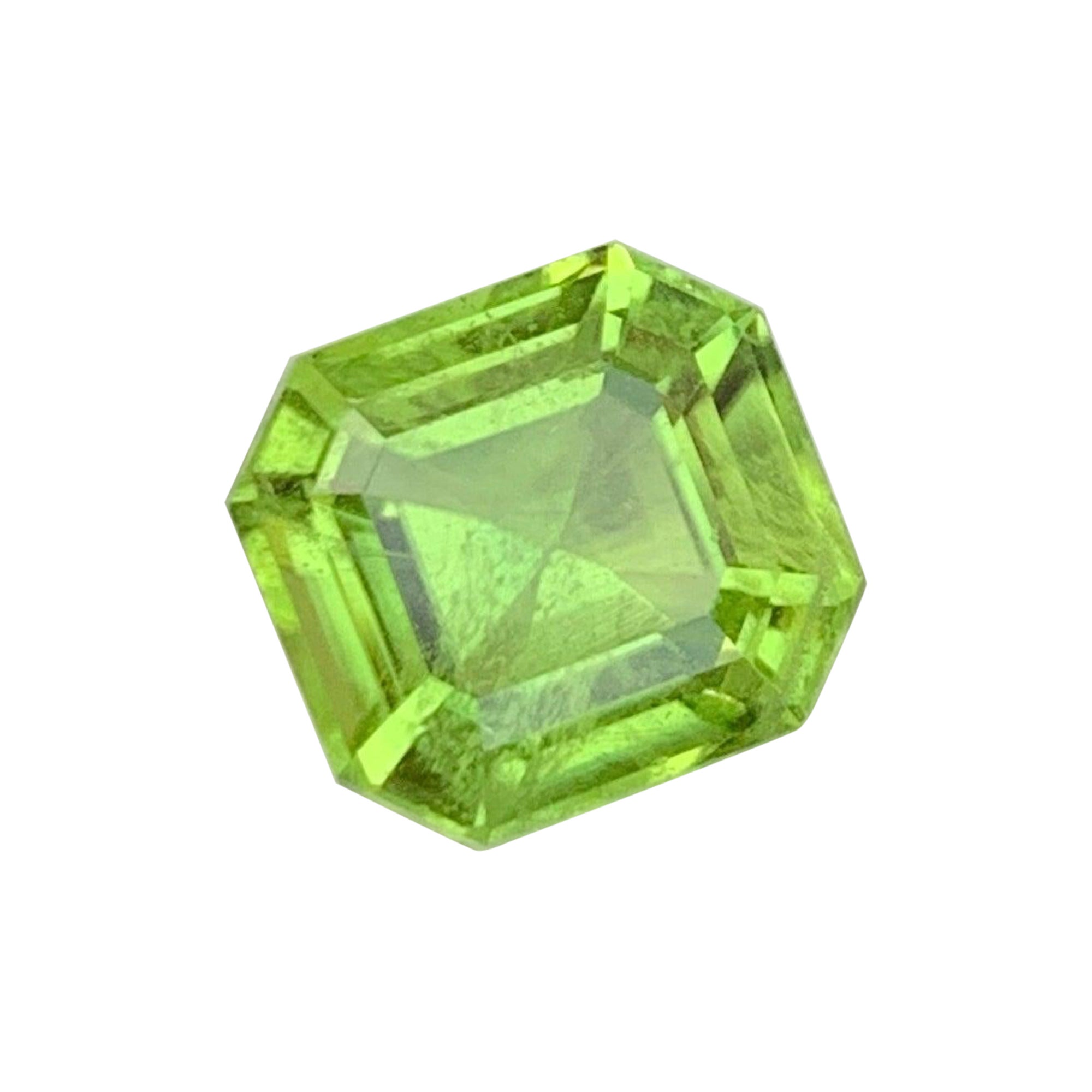 Fabuleux péridot vert pomme non serti de 4,05 carats, pierre précieuse pour bague joaillerie en vente