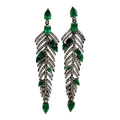 Clous d'oreilles longs en forme de plume d'eau en or jaune 18 carats, diamants et émeraudes, années 1960