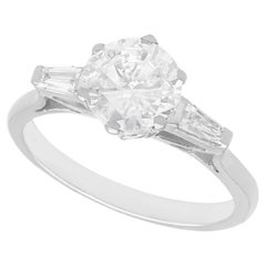 Antiguo anillo de compromiso solitario de oro blanco de 18 quilates con un diamante de 1,62 quilates, circa 1935