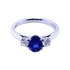 Anillo de compromiso de oro blanco de 18 quilates con tres piedras de zafiro y diamantes de 0,89 quilates