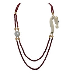 Perlenkette mit Rubin mit Jade, Knochen, Diamanten aus 18 Karat Gelbgold