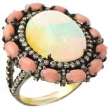 Cocktail-Statement-Ring mit Kristall-Opal, Koralle und Diamant