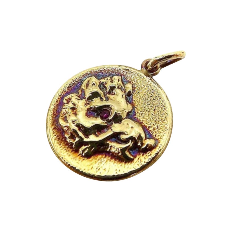 Colgante-dije de jabalí de inspiración victoriana en oro de 14k y rubí