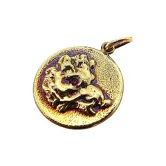 Colgante-dije de jabalí de inspiración victoriana en oro de 14k y rubí