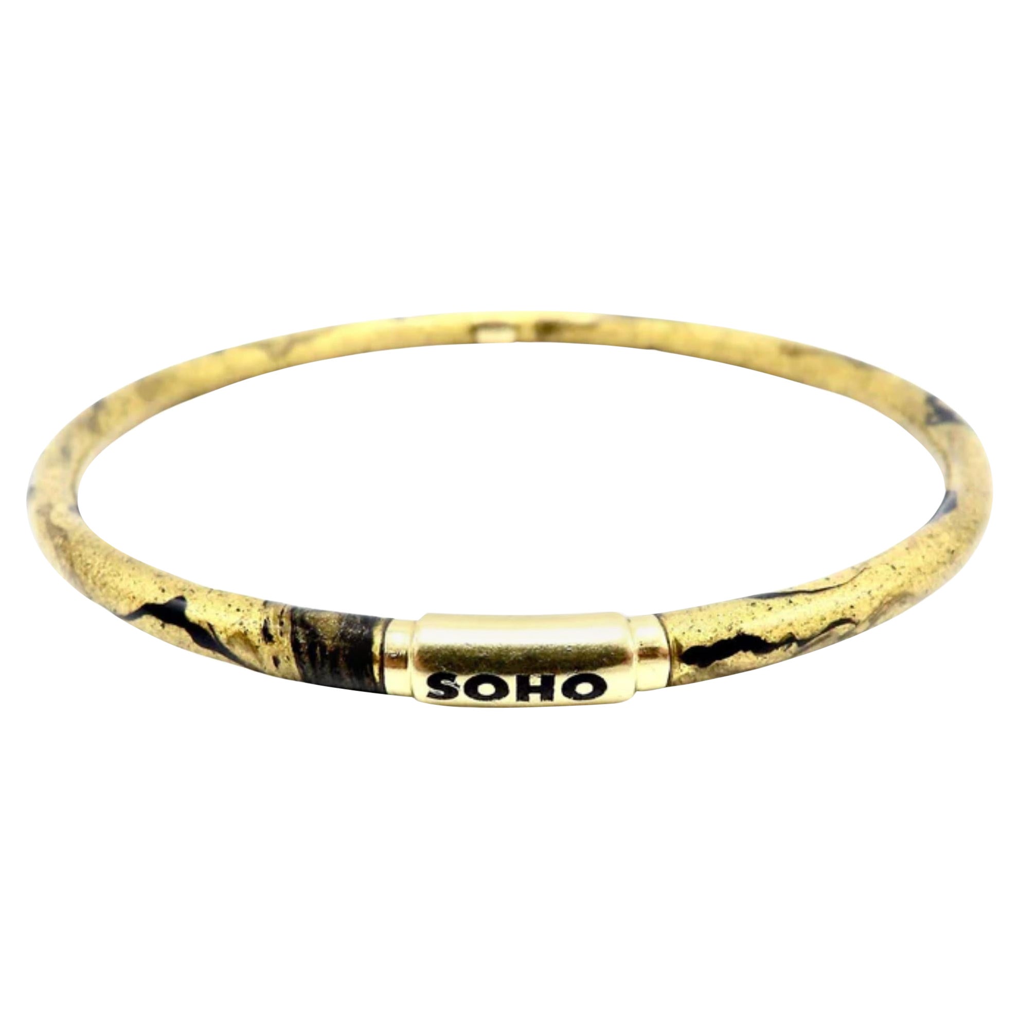 Pulsera brazalete de rayas caligráficas doradas con esmalte de oro de 18 quilates Soho, circa 2010