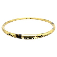 Pulsera brazalete de rayas caligráficas doradas con esmalte de oro de 18 quilates Soho, circa 2010