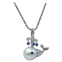 Pendentif, collier ou breloque en or 18 carats avec diamants, saphir bleu et perle d'Australie, représentant une baleine