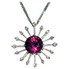 Pendentif en or blanc 18 carats avec tourbillon de rubis et diamants