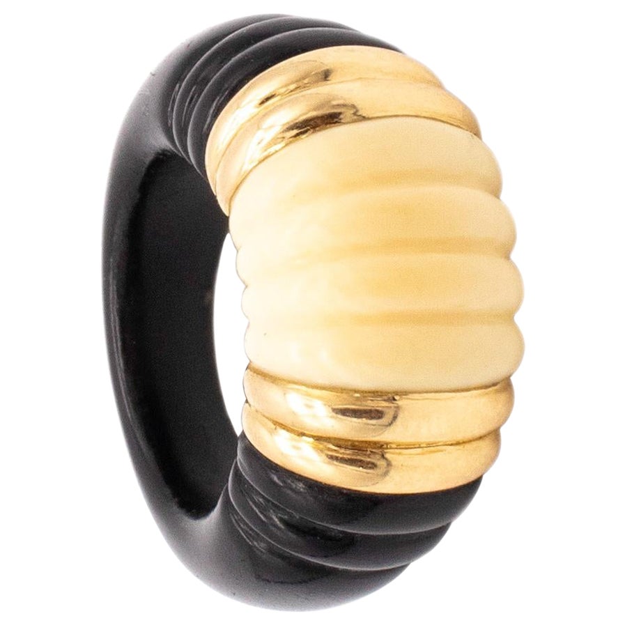 Van Cleef & Arpels 1970 Paris Scalloped Cocktail Ring 18kt Gold with Carvings For Sale