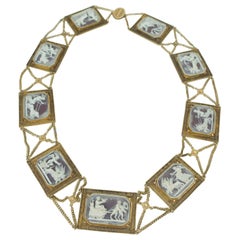 Collar Francés de Paneles de Camafeo de Piedra Dura Tallada en Oro de 18k