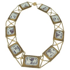 Collana francese con pannelli di cammeo in pietra dura intagliata in oro 18k