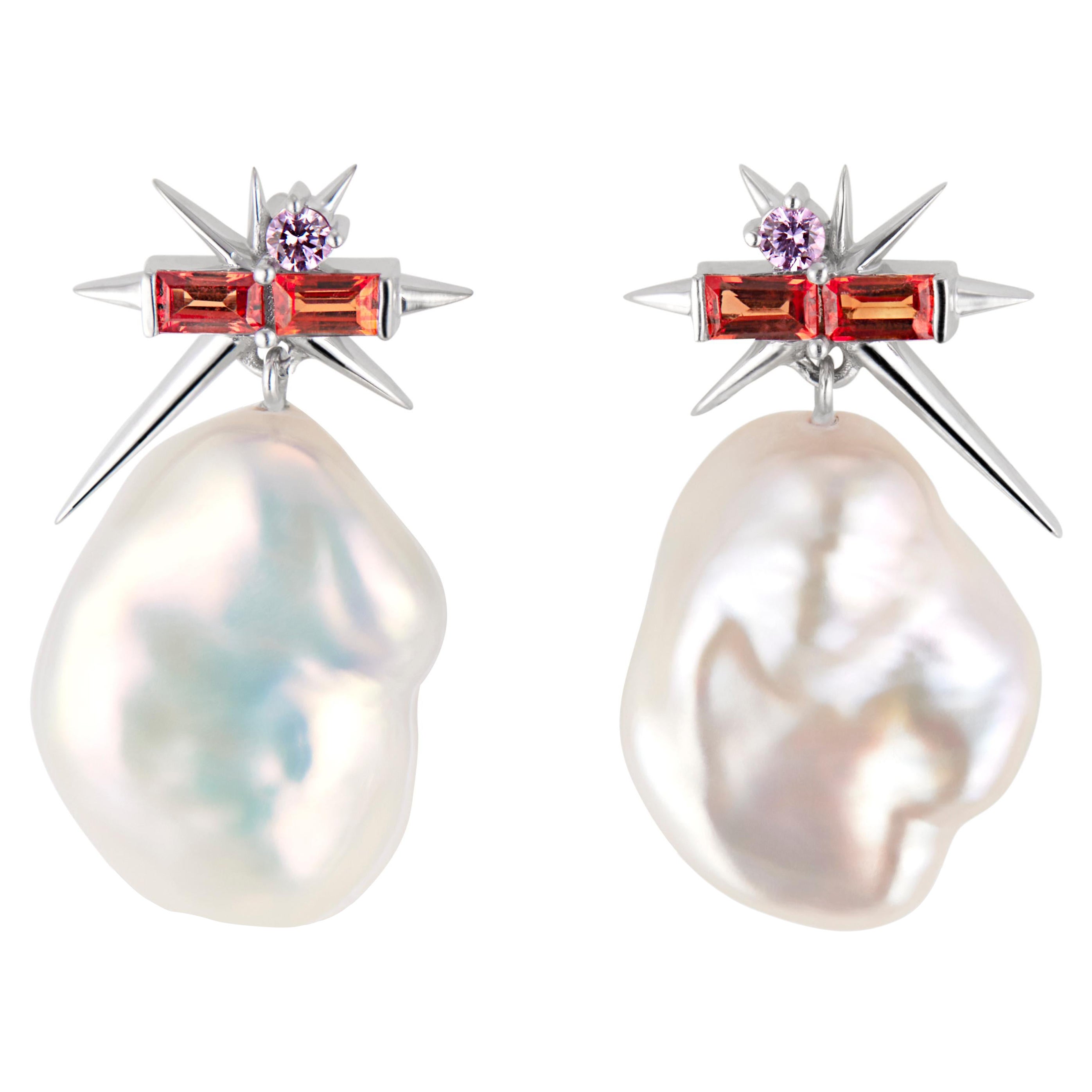 Boucles d'oreilles pendantes en or blanc 14ct, saphir et perles baroques, boucles d'oreilles à pointes
