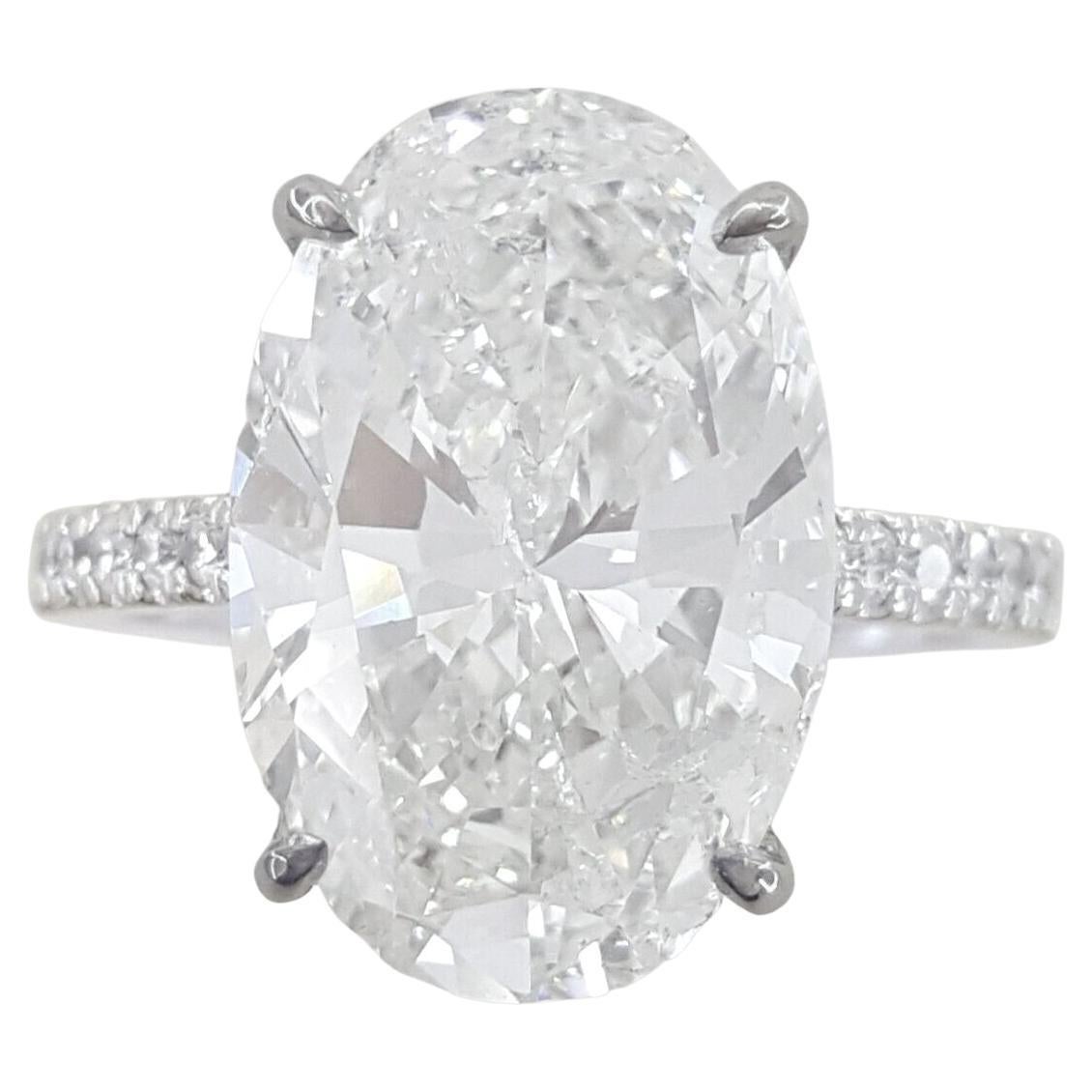 GIA-zertifizierter 7 Karat ovaler Diamantring mit Pavé-Ring im Angebot