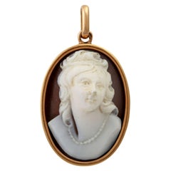 Pendentif / broche avec camée en coquillage