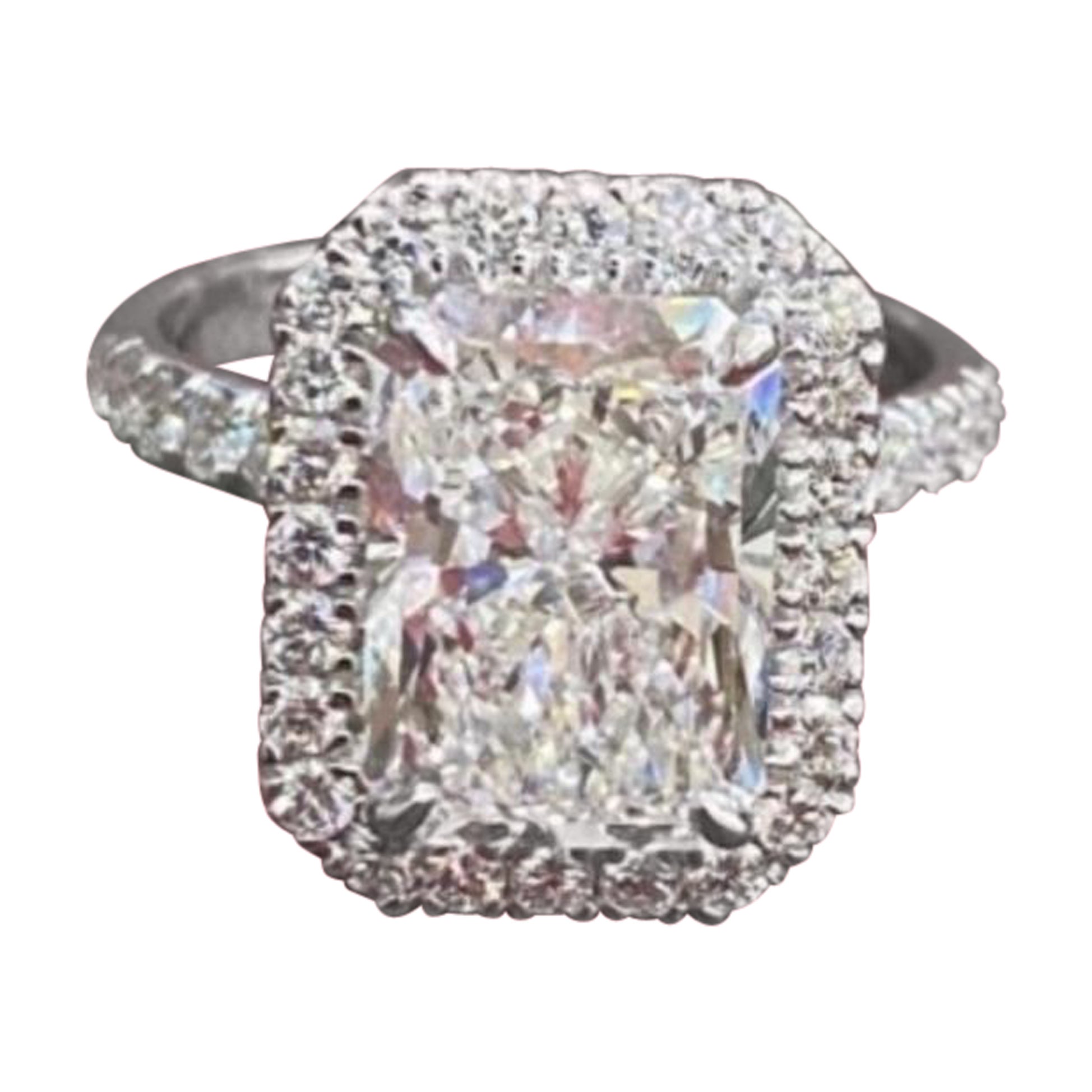 Amazing Certified GIA Ct 2, 00 of Radiant Diamonds on Ring For Sale