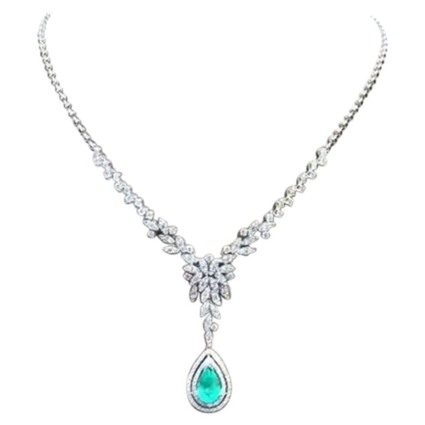 So Chic Design Certified Ct 6, 07 of Colombia Emerald and Diamonds on Necklace