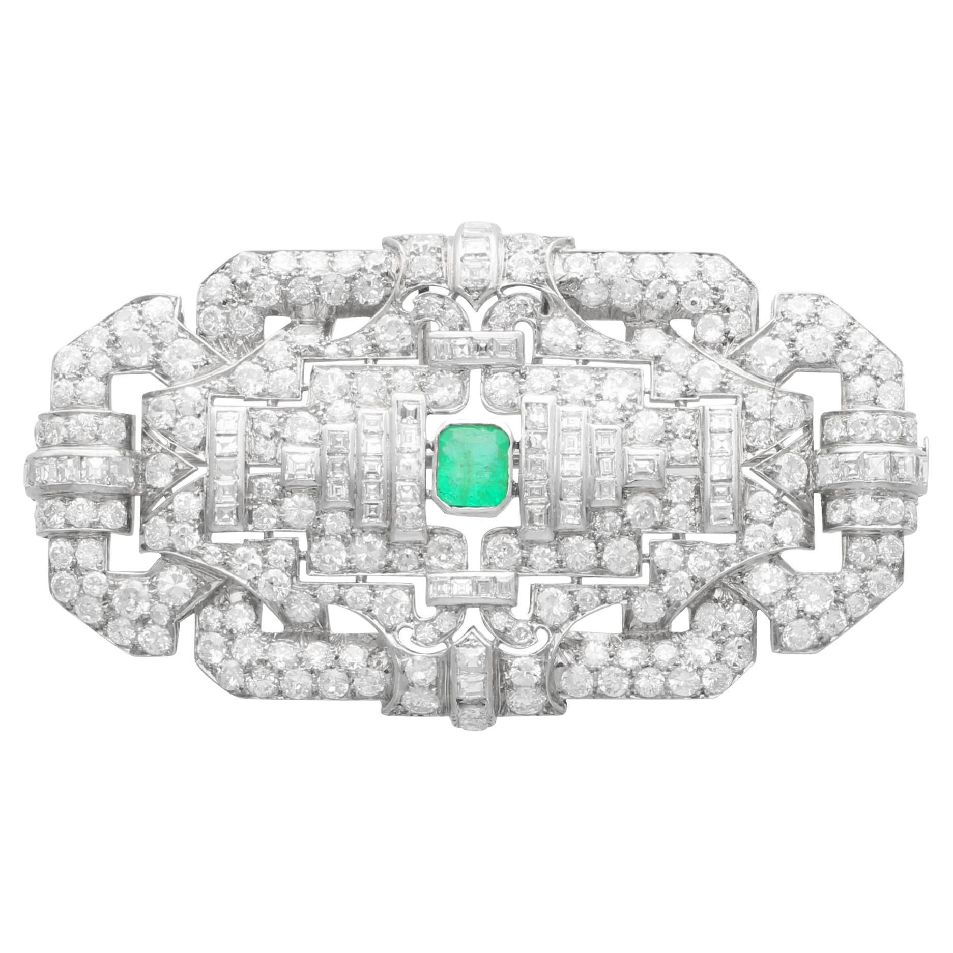 Antike Art Deco Platinbrosche mit 1,02 Karat Smaragd und 11,88 Karat Diamant im Angebot