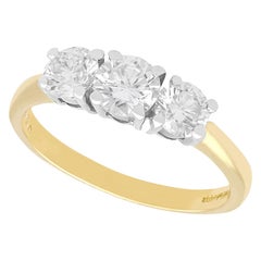 Anillo de tres piedras con diamantes de 1,30 quilates y oro amarillo de 18k