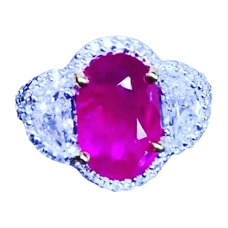 Stunning Ct 3,62 of Burma Ruby and Diamonds on Ring For Sale at 1stDibs