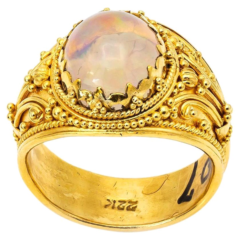 Großer Opal-Cabochon-Ring aus 22 Karat Gold mit aufwändigen Granatendetails