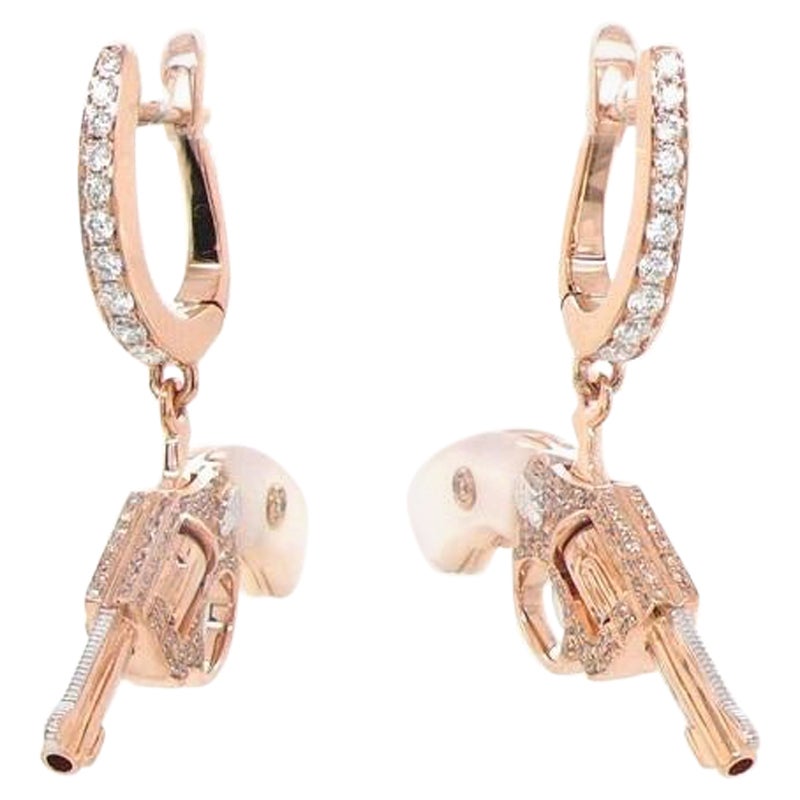 Boucles d'oreilles pendantes Gun Revolver en or rose 18 carats avec pavé de diamants et perles blanches