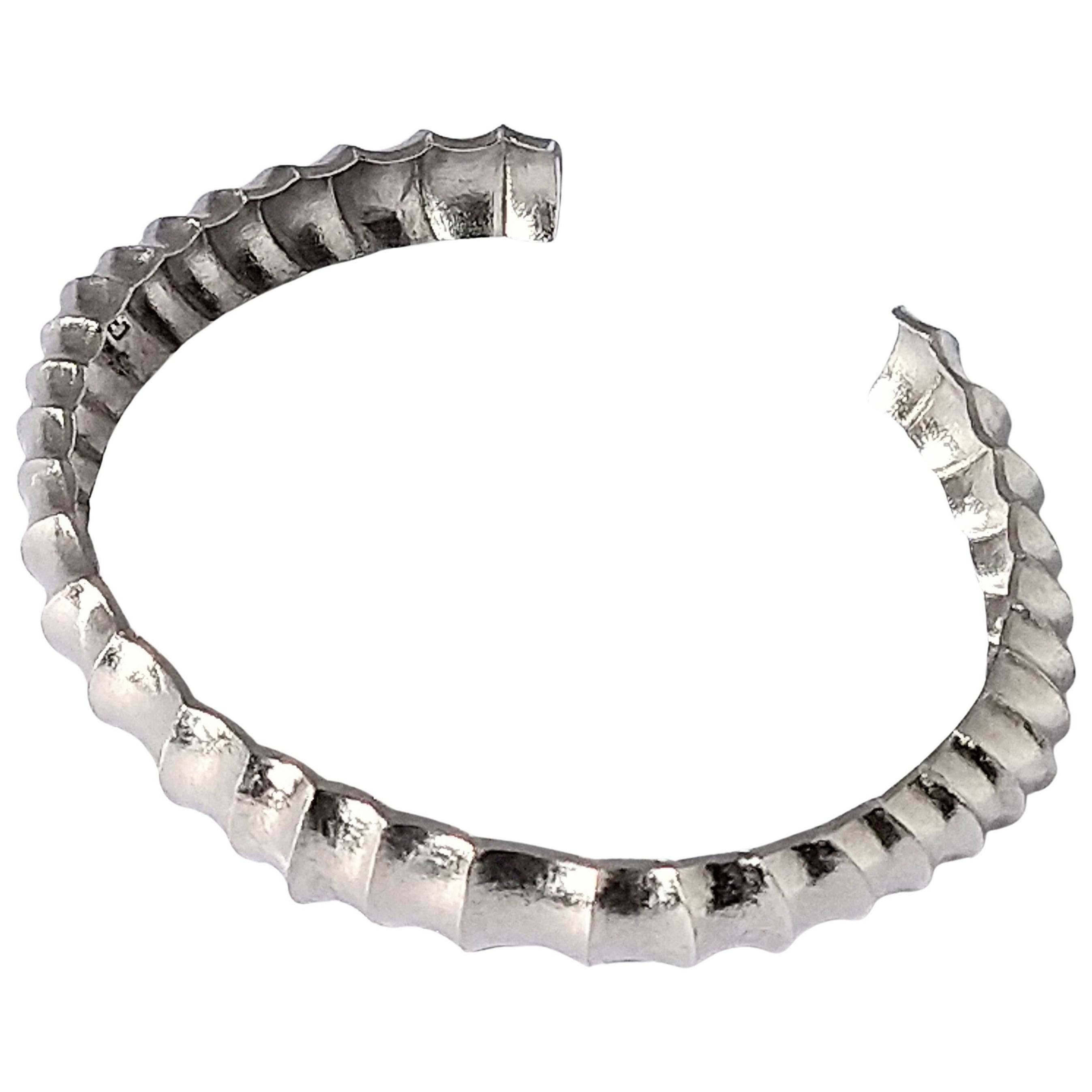 Bracelet manchette concave en platine et sterling avec vetebrae en vente