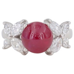 Bague en rubis cabochon non chauffé G.I.A. sertie en platine avec diamants marquises