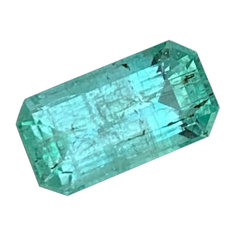 Stunning Natural Emerald Stone 1.50 Carats Emerald Gemstone for Making Jewelry For Sale