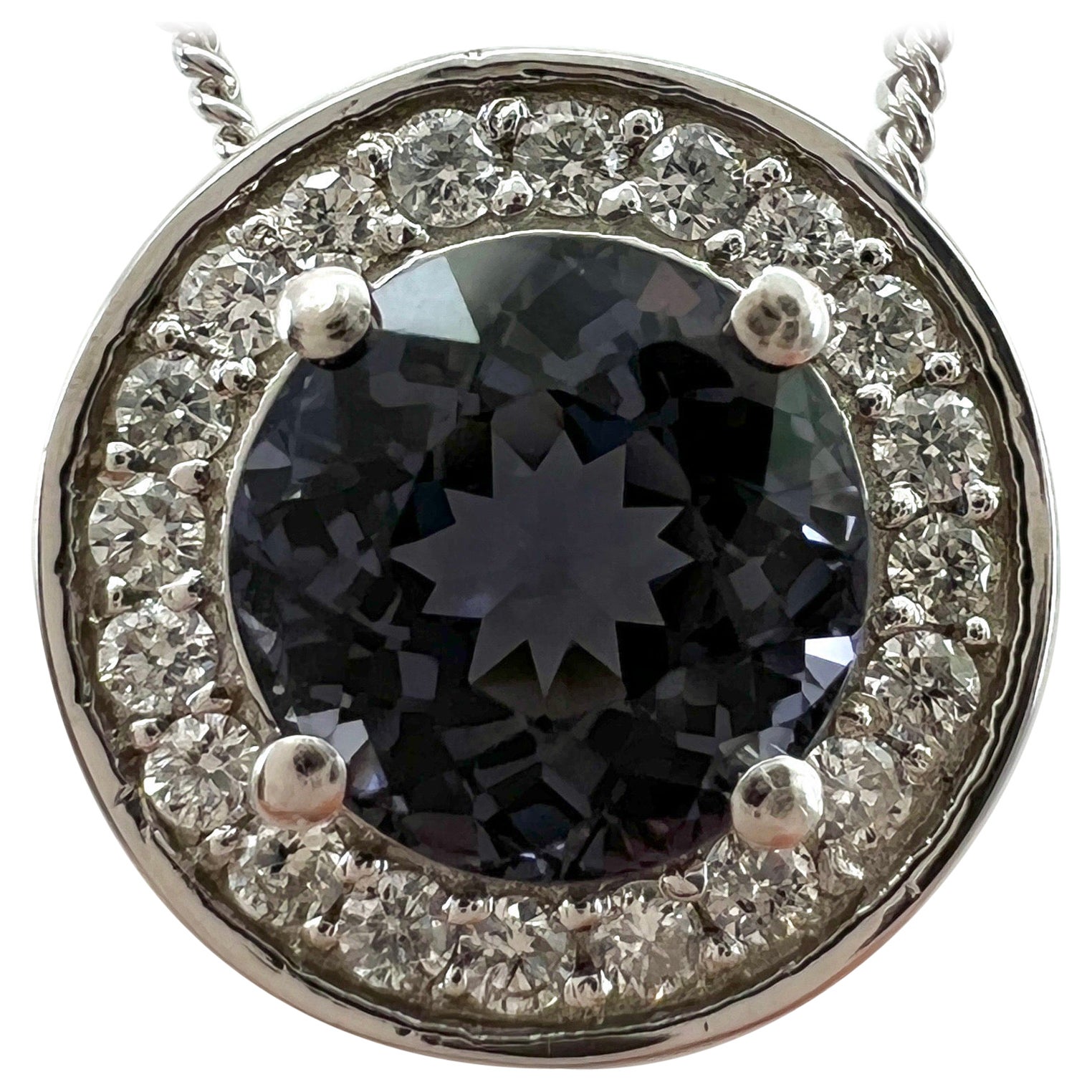 Collier à pendentif halo en platine 950 avec spinelle en titane violet vif et diamants 1,32 carat