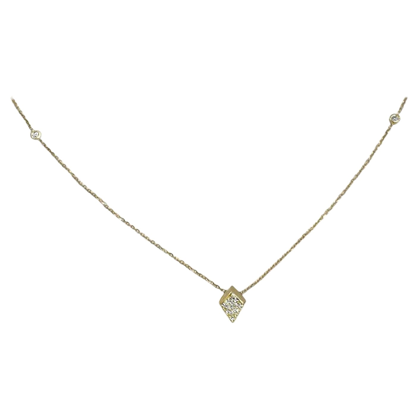 18 Karat massives Gold Minimalistische Diamant-Charm-Halskette mit Pfeil-Anhänger im Angebot