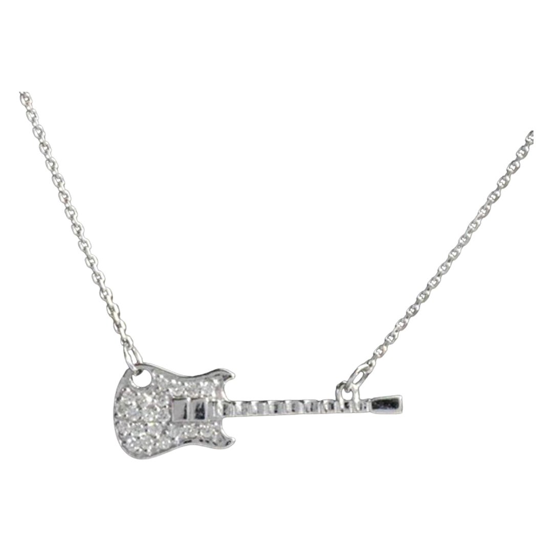 El delicado collar con dije de guitarra está hecho de oro macizo de 14 quilates.
Disponible en tres colores de oro: Oro Blanco / Oro Rosa / Oro Amarillo.

Cada diamante es seleccionado a mano por mí para garantizar su calidad y engastado por un