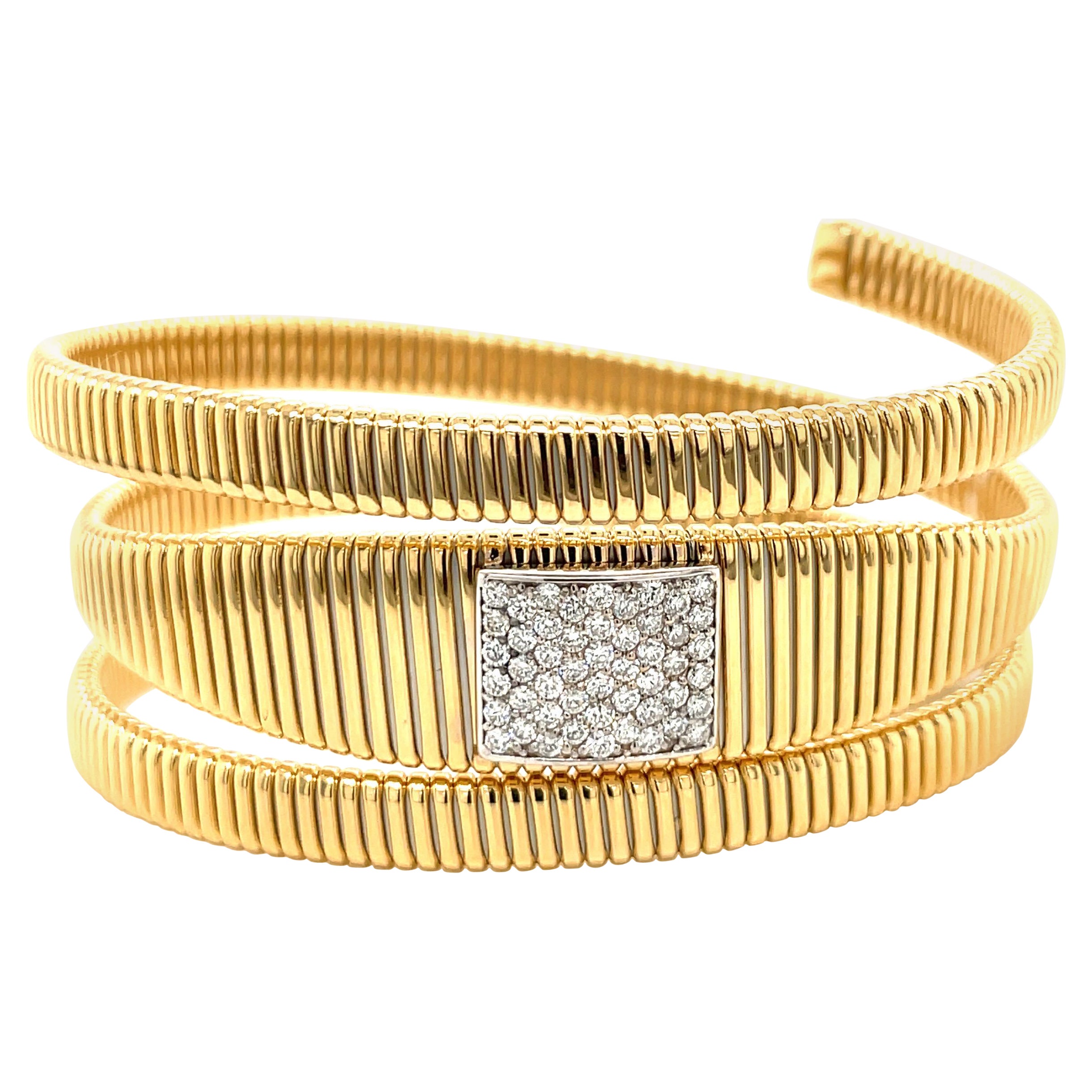 Bracelet enveloppant Tubogas en or jaune 18 carats et diamants de 0,74 carat, 34.3 grammes, Italie