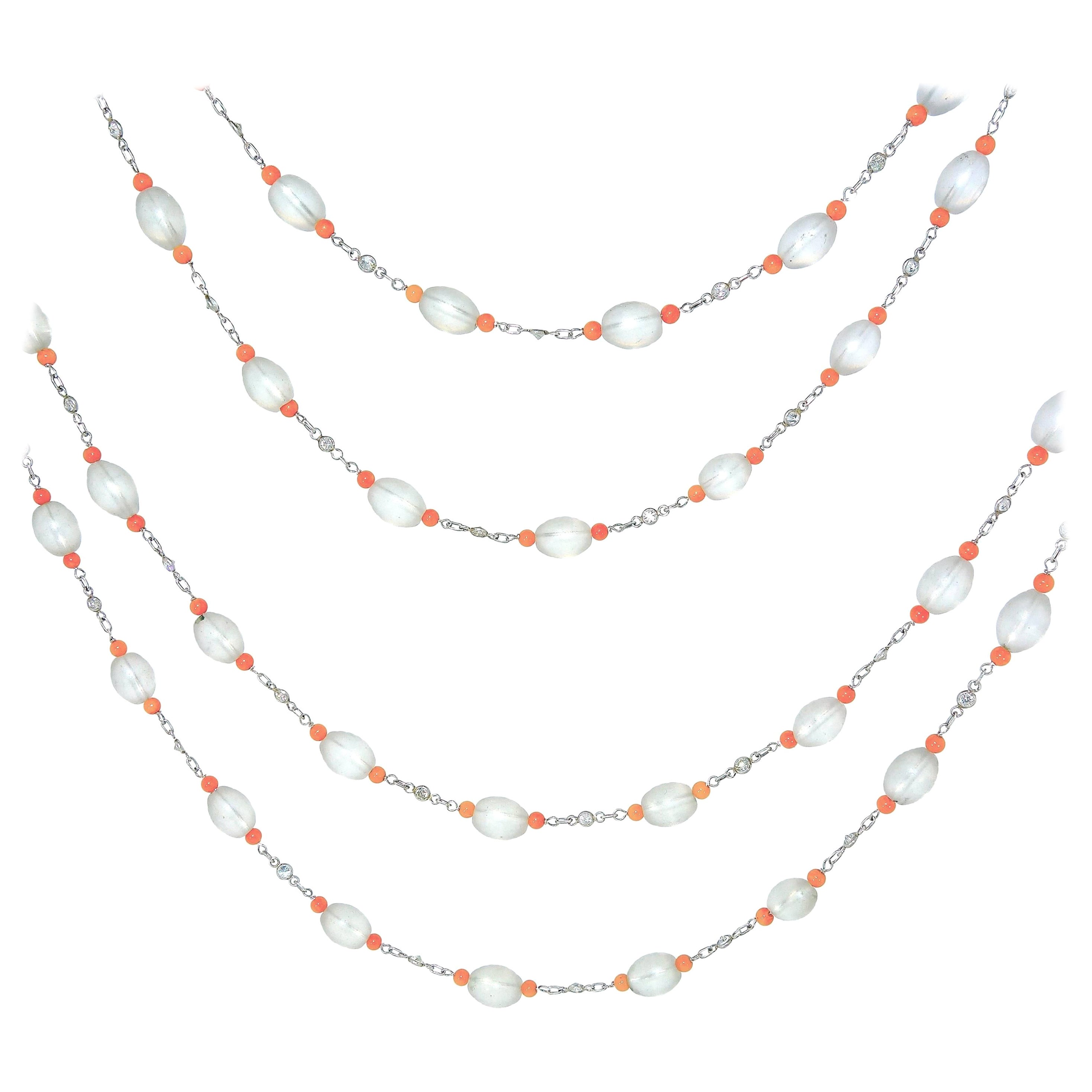 Lange Halskette aus Platin mit Diamanten, akzentuiert mit orangefarbenen Emaille-Perlen