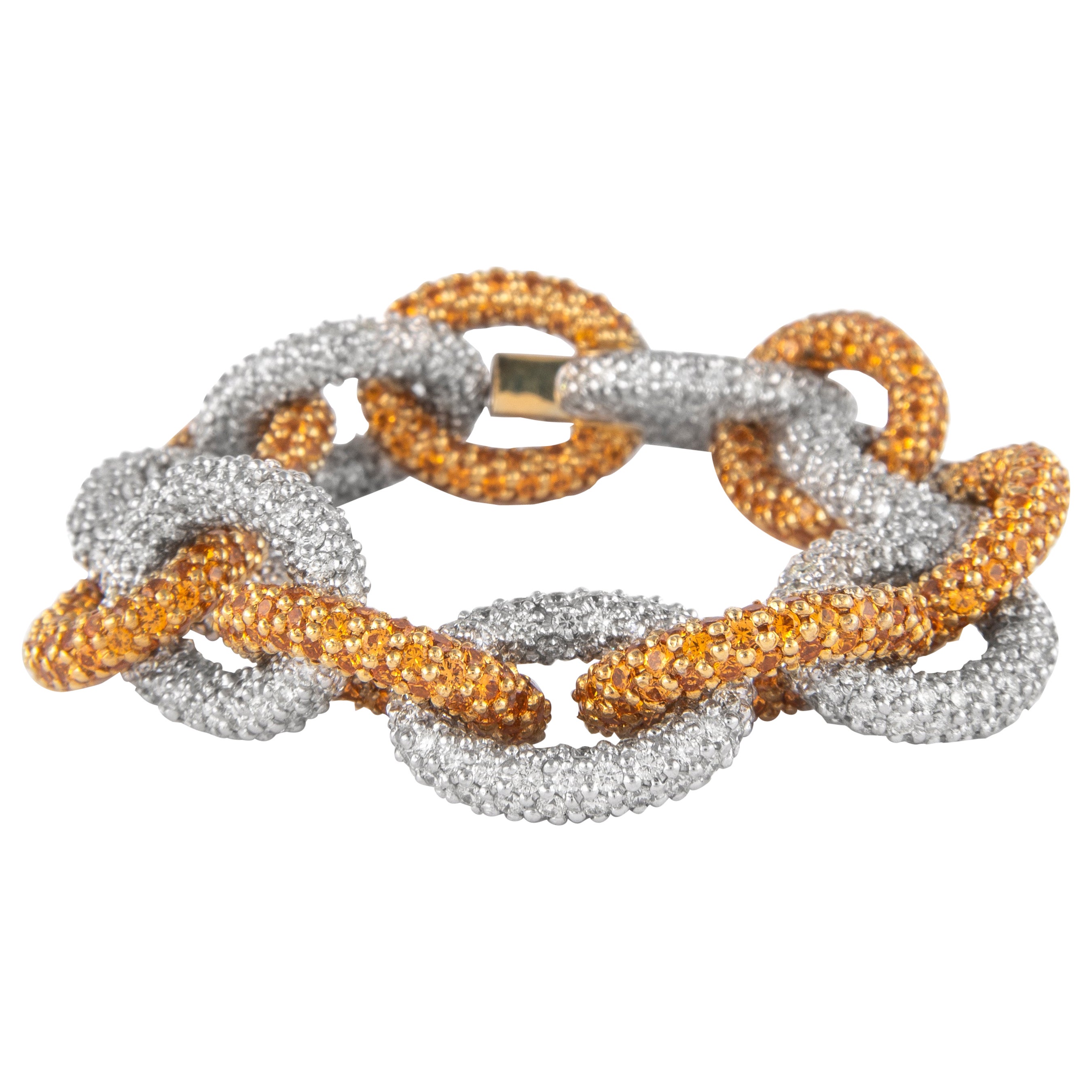 Bracelet en or blanc et jaune 18 carats avec pavé de diamants et saphirs jaunes de 48,75 carats en vente
