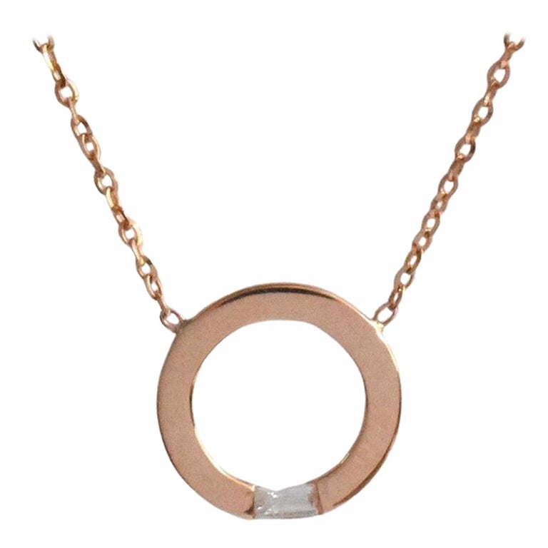 Collier à pendentif en or 18 carats avec diamants baguettes et cercle en diamants en vente