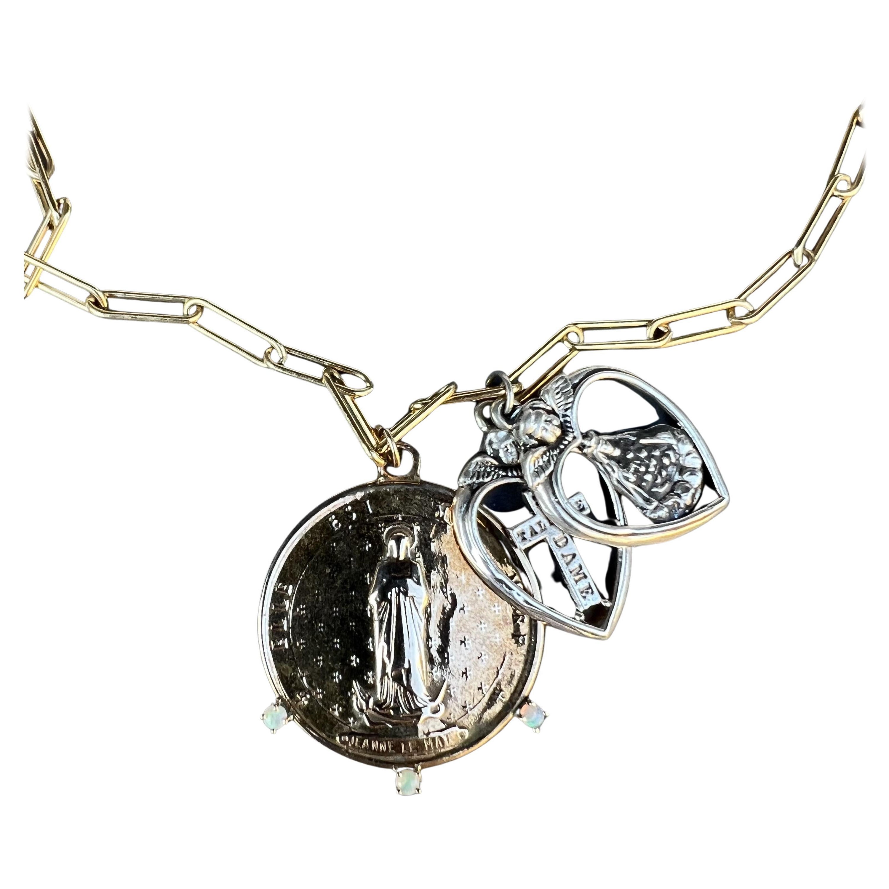 Chaîne collier médaillon avec pendentif en argent et opales en forme de cœur sacré J Dauphin