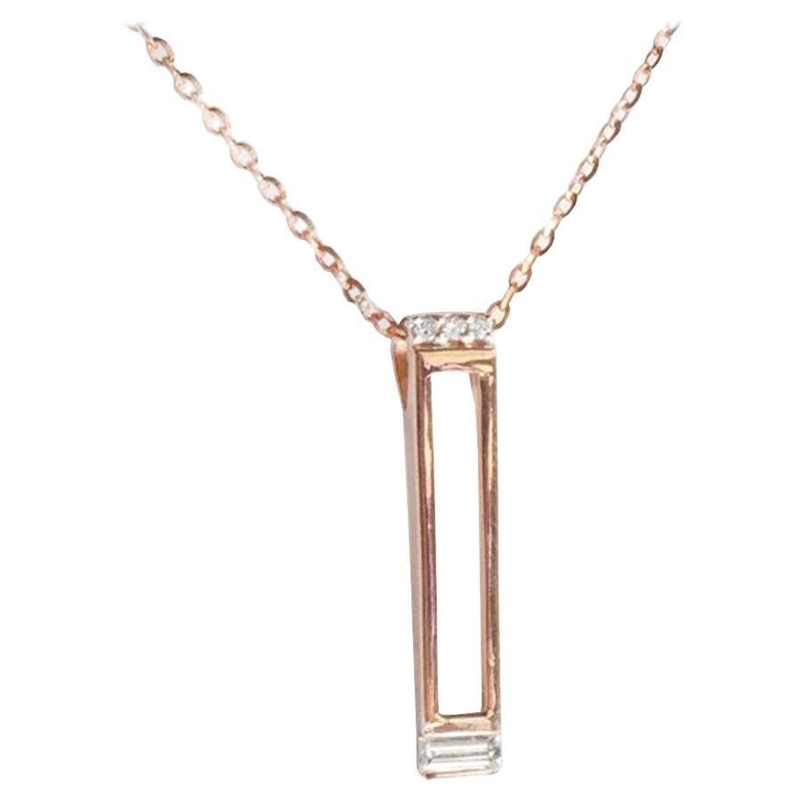 Collier pendentif à breloques en or 14 carats avec diamants baguettes et longue barre de diamants en vente