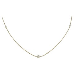 18 Karat massives Gold Halskette mit drei Diamanten in der Lünette mit rundem Diamanten