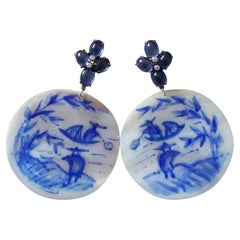 Boucles d'oreilles chinoises vintage en or, nacre et diamants avec saphirs bleus peints à la main