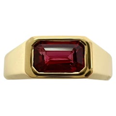 Anello Signet in oro giallo 18 carati con rubino rosso intenso taglio smeraldo non trattato e certificato